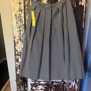 Gianni Bini Black and White Patterned Midi Skirt. NWT. Preppy. Classic XS.